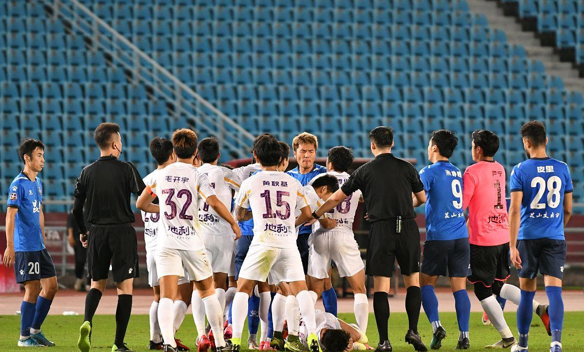 亚博-包含集结日体能课后，上海海港再遭质疑备战中超，态度坚定，年轻球员得到机会的词条